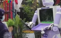 Robot phân phát đồ ăn cho bệnh nhân COVID-19