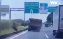 Hi hữu: Xe tải rơi bánh khi đang chạy trên cao tốc