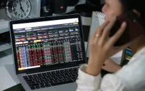 Áp lực bán mạnh, VN-Index giảm gần 5 điểm