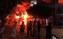 Cháy lớn 4 căn nhà ở An Giang, 5 người mắc kẹt