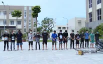 Nghĩ bị "nhìn đểu", nhóm thanh niên vác dao phóng lợn, bom xăng đi hỗn chiến