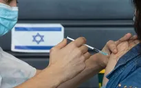 Israel hạ độ tuổi tiêm mũi vaccine tăng cường