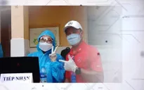 Những cặp bố con tình nguyện trong tâm dịch COVID-19
