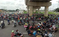 Người dân ùn ùn về quê, nhiều chốt giao thông TP Hồ Chí Minh ùn tắc