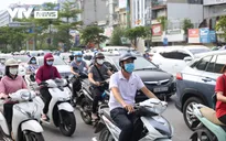 Đường phố Hà Nội đông đúc trở lại