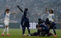 Cầu thủ Ligue 1 bị đột quỵ ngay trên sân