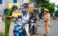 Hà Nội: Một số người dân sử dụng giấy đi đường khống để tham gia giao thông