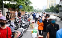 Hàng trăm người dân xếp hàng gửi đồ tiếp tế vào khu vực phong tỏa phường Chương Dương