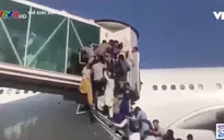 Người dân Afghanistan thiệt mạng khi cố đu bám thân máy bay để di tản khỏi đất nước