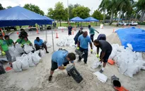 Bão nhiệt đới Fred đổ bộ vào Florida, có nguy cơ gây ra các đợt triều cường nguy hiểm