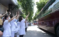 Gần 200 cán bộ y tế Bệnh viện Bạch Mai lên đường chi viện TP Hồ Chí Minh chống dịch