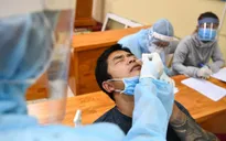 Lấy mẫu xét nghiệm COVID-19 cho tiểu thương chợ Long Biên trong đêm