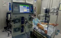 Bé gái 15 tuổi mắc COVID-19 nguy kịch