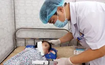 Ngã từ trên cây xuống đất, bé 5 tuổi bị thanh sắt đâm xuyên vùng cổ, mặt
