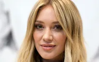 Hilary Duff nhiễm biến chủng Delta, đau đầu dữ dội, mất khứu giác và vị giác