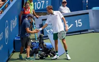 Medvedev húc đổ máy quay trong trận đấu với Rublev