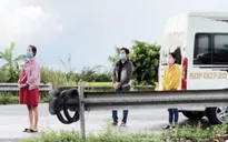Giả đeo khăn tang để “thông chốt” kiểm soát COVID-19