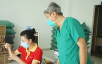 Thứ trưởng Nguyễn Trường Sơn hướng dẫn người dân tự làm xét nghiệm COVID-19