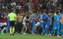 Hỗn loạn tại Ligue 1: CĐV tràn xuống sân đánh nhau với cầu thủ