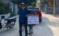 Công an trực chốt giúp đỡ một người kiệt sức, không thể tìm đường về nhà