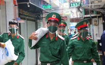 Bộ đội mang nhu yếu phẩm đến từng hẻm nhỏ, từng nhà F0