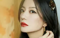 Triệu Vy bị "sờ gáy" vì scandal của Trương Thiết Hạn