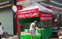 Gian hàng đồng giá, không người bán giữa những ngày giãn cách ở Hà Nội