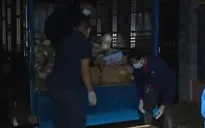 Xuyên đêm chuyển lương thực, thực phẩm đến người dân "vùng đỏ"
