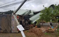 Xe tải mất lái tông chốt kiểm soát dịch , 1 đại úy công an bị thương
