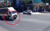 Sang đường ẩu, người phụ nữ bị xe tải tông ngã