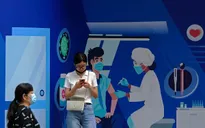 Trung Quốc đạt hơn 63% dân số tiêm vaccine COVID-19 đủ liều