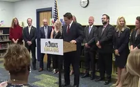 Florida cấm các trường yêu cầu học sinh, giáo viên đeo khẩu trang trong lớp học