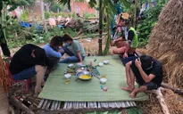 Trốn sau đống rơm nhậu khi đang giãn cách xã hội