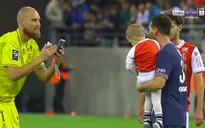 Messi thân thiện chụp ảnh cùng con trai của thủ môn đội bạn