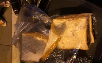 Giấu ma túy trong bánh mì để đưa vào khu cách ly