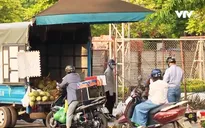 Hà Nội: Đang giãn cách xã hội, vẫn có người bán hàng rong, thậm chí… đi chơi