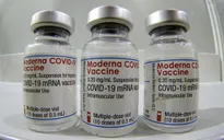 Hãng Moderna đề xuất tiêm mũi bổ trợ thứ ba để chống lại các biến thể mới