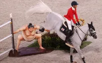 Ngựa đua Olympic giật mình vì tượng võ sĩ sumo trên đường chạy Olympic