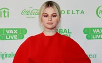 Selena Gomez: "Tôi bị nguyền rủa trong chuyện tình cảm"