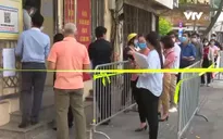 Người dân lúng túng trong ngày đầu siết chặt kiểm soát giãn cách xã hội
