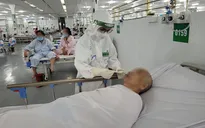 Điều dưỡng ở Trung tâm Hồi sức tích cực Bệnh viện Trung ương Huế: Bón ăn cho bệnh nhân COVID-19 nặng 7 bữa/ngày, tắm gội cũng phải đúng giờ