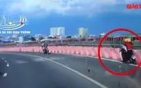 Xe máy đâm vào rào chắn do vào cua tốc độ cao