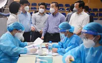 Bộ trưởng Bộ Y tế, Chủ tịch UBND TP Hà Nội kiểm tra việc tiêm vaccine COVID-19 tại Thủ đô