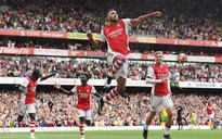 Arsenal có chiến thắng đầu tiên tại Ngoại hạng Anh