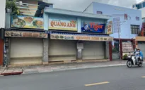 Hàng quán ở TP Hồ Chí Minh cửa đóng then cài, kêu khó với quy định