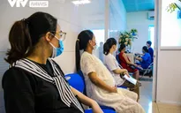Hàng ngàn phụ nữ mang thai đi tiêm phòng vaccine COVID-19 ở Hà Nội