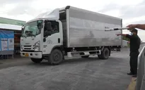 Bắt quả tang xe "luồng xanh" chở người trốn trong thùng xe nghi mắc COVID-19