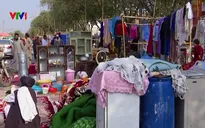 Thiếu tiền, người dân Afghanistan phải mang đồ dùng ra chợ bán