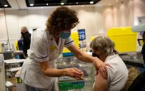 Anh hủy kế hoạch triển khai "hộ chiếu vaccine"