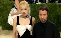 Met Gala 2021: Rosé (BLACKPINK) lần đầu tham dự, "tay trong tay" với Giám đốc sáng tạo YSL
